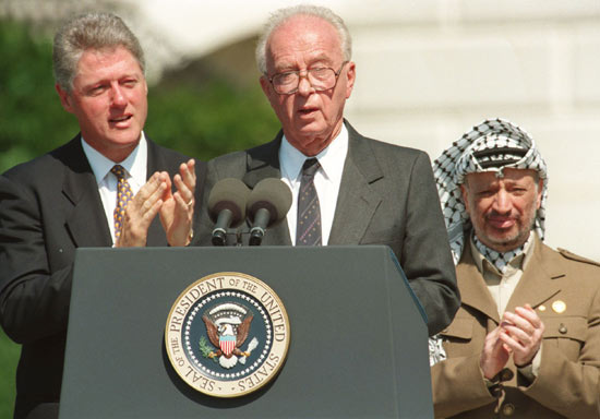 Rabin la Casa Albă la semnarea păcii cu palestinienii în 1993